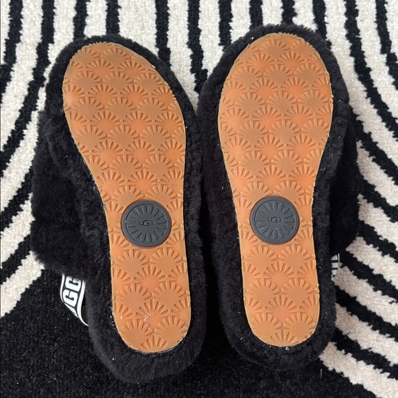 UGG Black Fluffy Slides - Picture 3 of 3